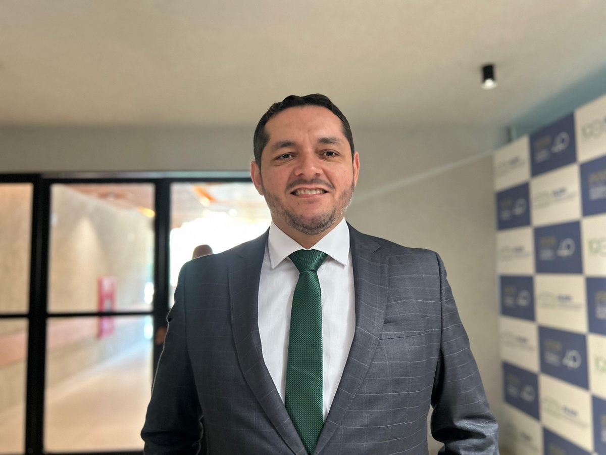 Alepi homenageia secretário do TJ-PI com Medalha do Mérito Legislativo