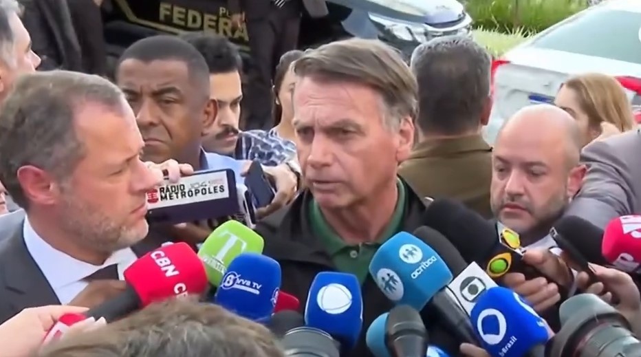 Bolsonaro admite envio de R$ 2 milhões a Eduardo para 'não passar necessidade'
