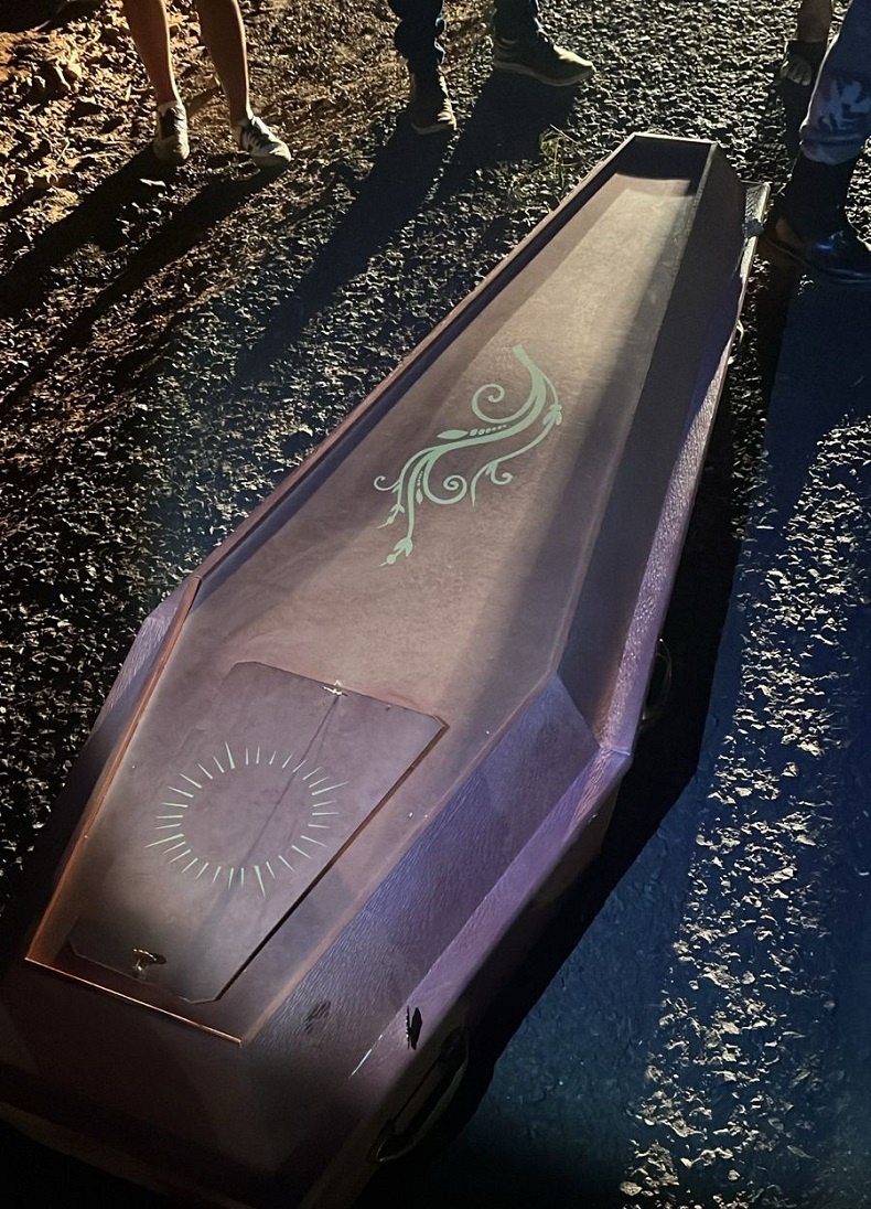 Caixão com corpo cai de carro funerário na BR-316 em Picos