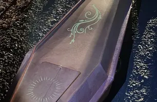 Caixão com corpo cai de carro funerário na BR-316 em Picos (Foto: Reprodução)