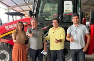 Cajueiro da Praia recebe retroescavadeira da CODEVASF patravés do Flávio Nogueira (Foto: Reprodução)