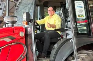 Cajueiro da Praia recebe retroescavadeira por meio da CODEVASF (Foto: Reprodução - Redes sociais)