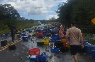 Caminhão derrama carga de cervejas e deixa BR-343 bloqueada ente Teresina e Altos (Foto: Reprodução/WhatsApp)