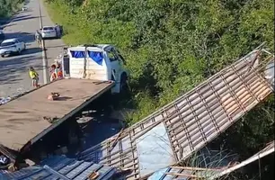 Caminhão tomba e deixa BR-343 parcialmente interditada em Buriti dos Lopes (Foto: Reprodução)