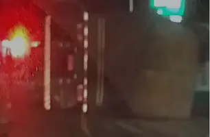 Caminhão tomba na zona sul de Teresina (Foto: Reprodução/Redes sociais)