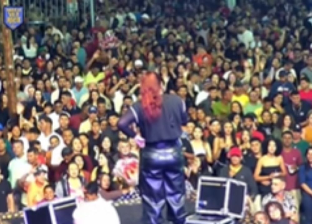 Cantora interrompe show após falta de apoio do público; confira