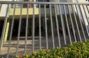 Criança chora sozinha por horas e vizinhos denunciam abandono em Teresina (Foto: Reprodução)