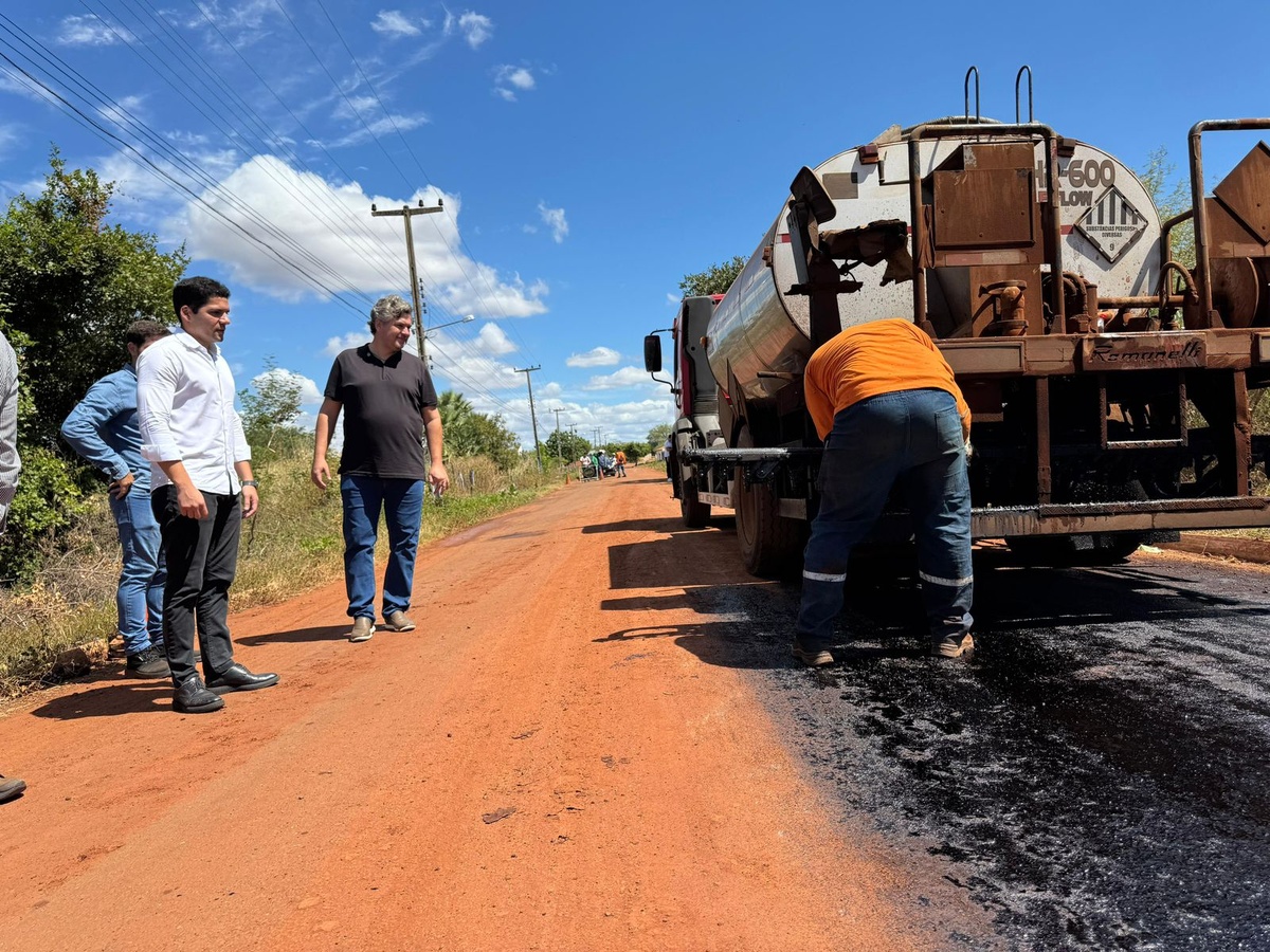 DER: Leo Sobral visita obras na cidade de Picos
