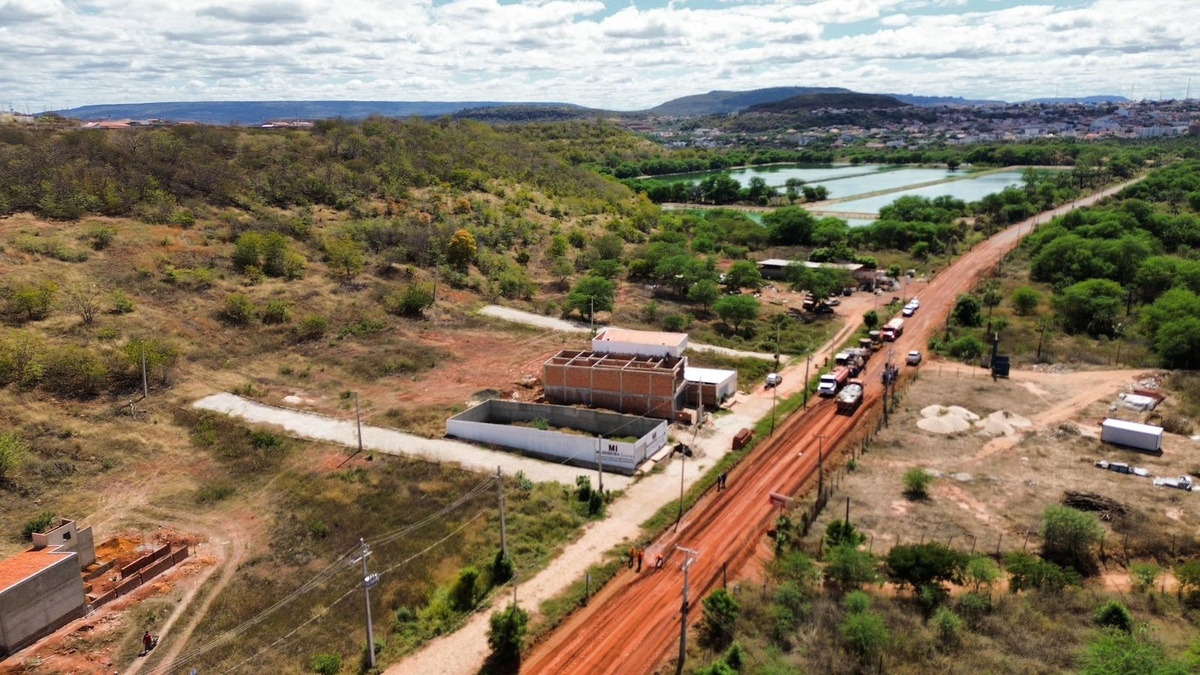 DER: Leo Sobral visita obras na cidade de Picos