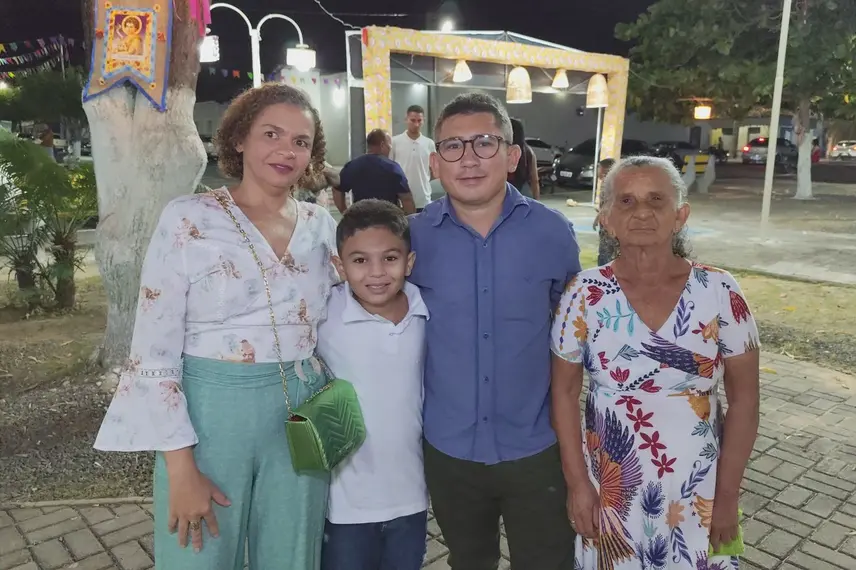 Dona Maria, moradora de Ribeiro Gonçalves e família