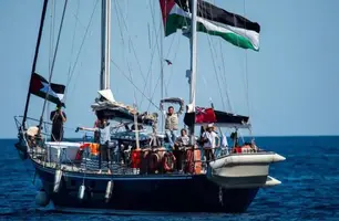 Embarcação com ativistas rumo a Gaza é cercada  por israelenses no Mediterrâneo (Foto: Reprodução)