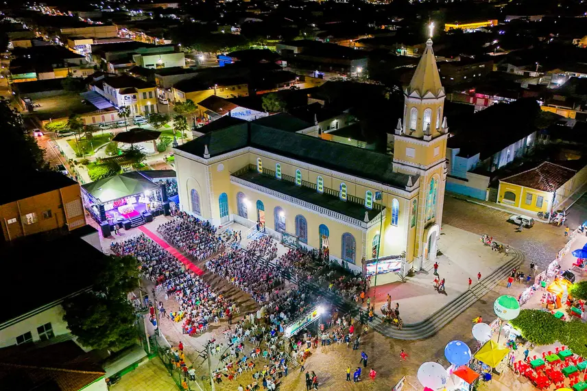 Governador participa da 9ª noite dos festejos de Santo Antônio em Campo Maior