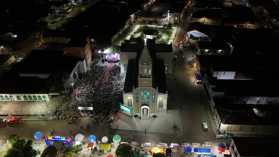 Governador participa da 9ª noite dos festejos de Santo Antônio em Campo Maior