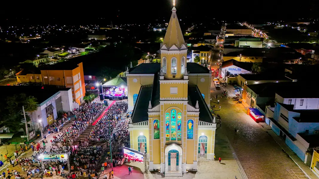 Governador participa da 9ª noite dos festejos de Santo Antônio em Campo Maior
