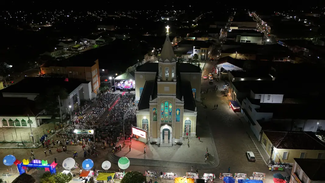 Governador participa da 9ª noite dos festejos de Santo Antônio em Campo Maior