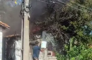 Incêndio atinge casa com acúmulo de materiais no bairro Monte Castelo em Teresina (Foto: Reprodução)