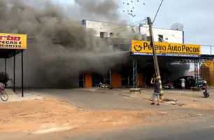Incêndio de grandes proporções atinge prédio de loja de auto peças em Floriano (Foto: Conecta Piauí)