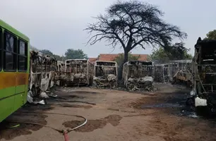Incêndio de grandes proporções destrói 13 ônibus escolares em Teresina (Foto: Reprodução/Corpo de Bombeiros)
