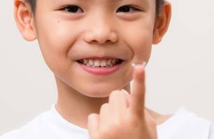 Lentes de contato para crianças: quando é a hora certa de considerar? (Foto: Reprodução)