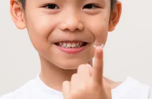 Lentes de contato para crianças: quando é a hora certa de considerar? (Foto: Reprodução)