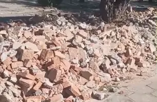 Morador de Timon enche canteiro central de avenida com entulho (Foto: Reprodução)