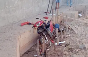 Motociclista morre após cair de ponte inacabada entre Barras e Miguel Alves (Foto: Reprodução)