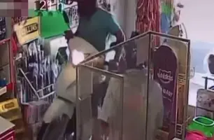 Motoqueiro perde controle, invade loja e por pouco não atropela cliente em Cocal (Foto: Reprodução)