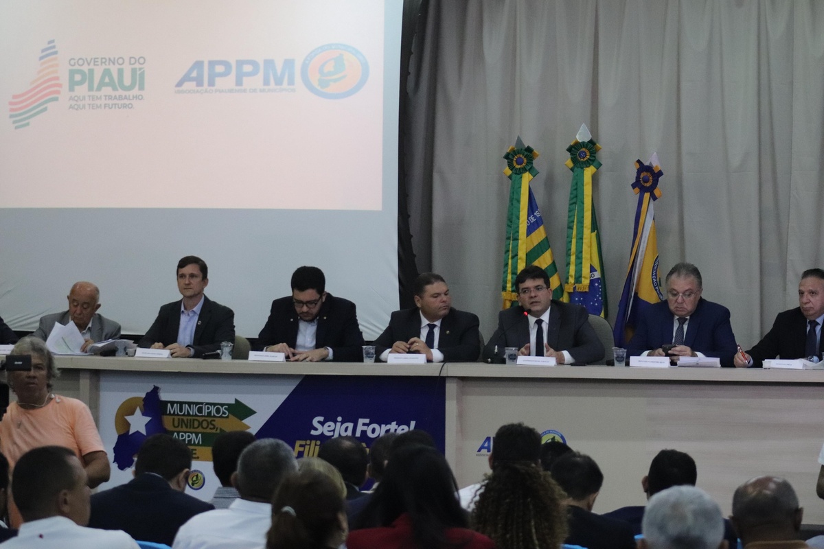 Prefeita de Lagoa do Piauí defende PEC 66 em seminário da APPM com Rafael Fonteles