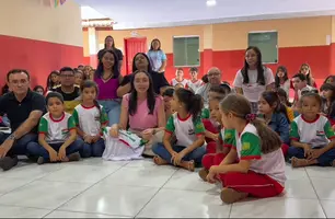 Prefeita inicia entrega de fardamento escolar na rede municipal de Caraúbas do Piauí (Foto: Reprodução - Redes Sociais)