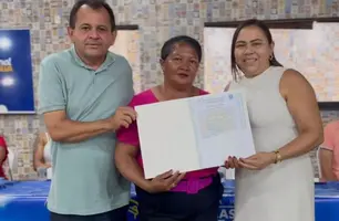 Prefeito de Parnarama realiza entrega de 84 títulos de regularização fundiária (Foto: Reprodução)