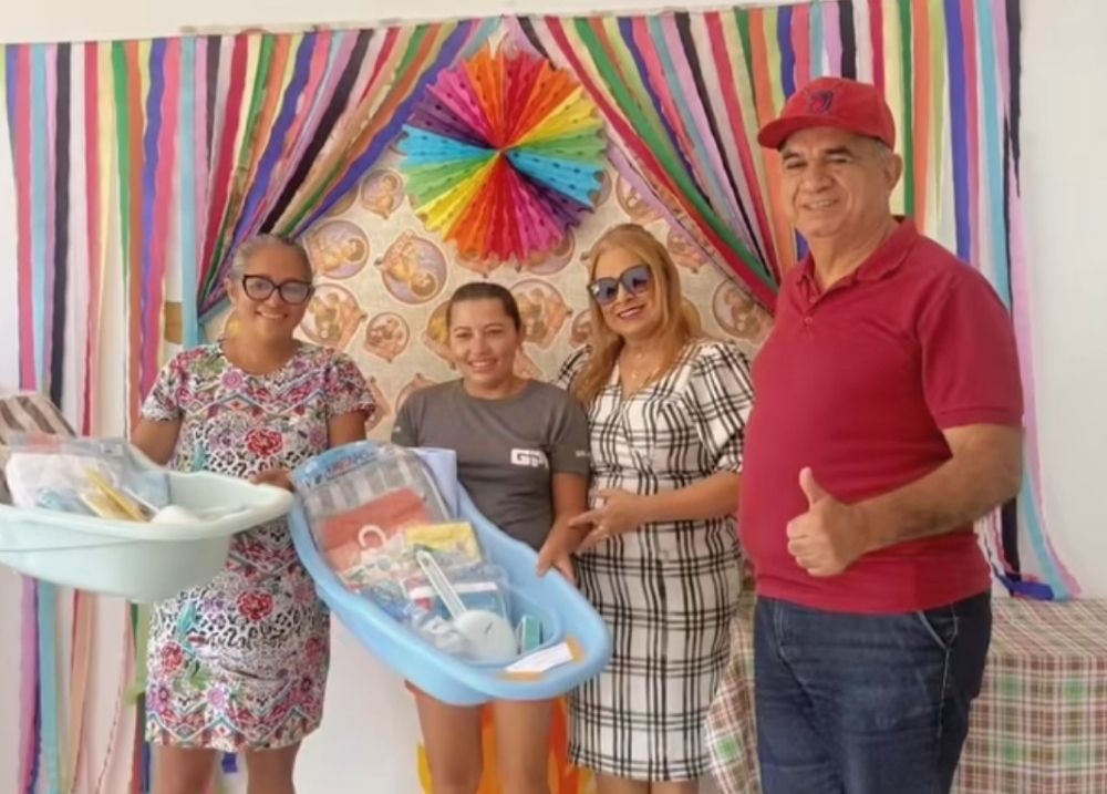Prefeito de Pau D’Arco entrega kits maternidade para gestantes do Vaquejador
