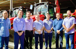 Prefeito Pedro Gomes recebe retroescavadeira com roçadeira para José de Freitas (Foto: Reprodução)