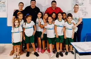 Prefeitura de Dirceu Arcoverde entrega novos fardamentos escolares (Foto: Reprodução)