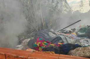 Princípio de incêndio atinge terreno baldio próximo ao HUT, zona Sul de Teresina (Foto: Repórter 12/Conecta Piauí)