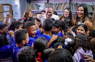 Rafael Brito inicia entrega de fardamento escolar para alunos da rede municipal (Foto: Jackson Douglas/AsCom)
