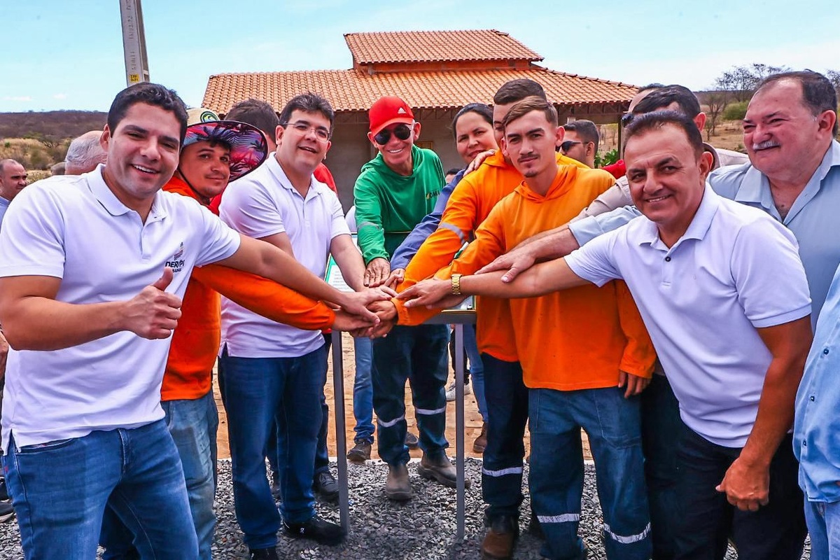 Rafael Fonteles e Léo Sobral entregam 137 km de asfalto em Simplício Mendes