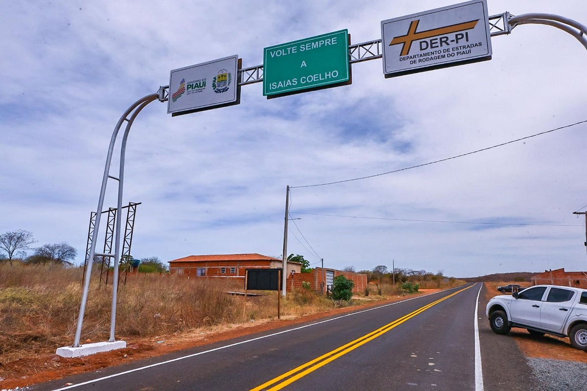 Rafael Fonteles e Léo Sobral entregam 137 km de asfalto em Simplício Mendes