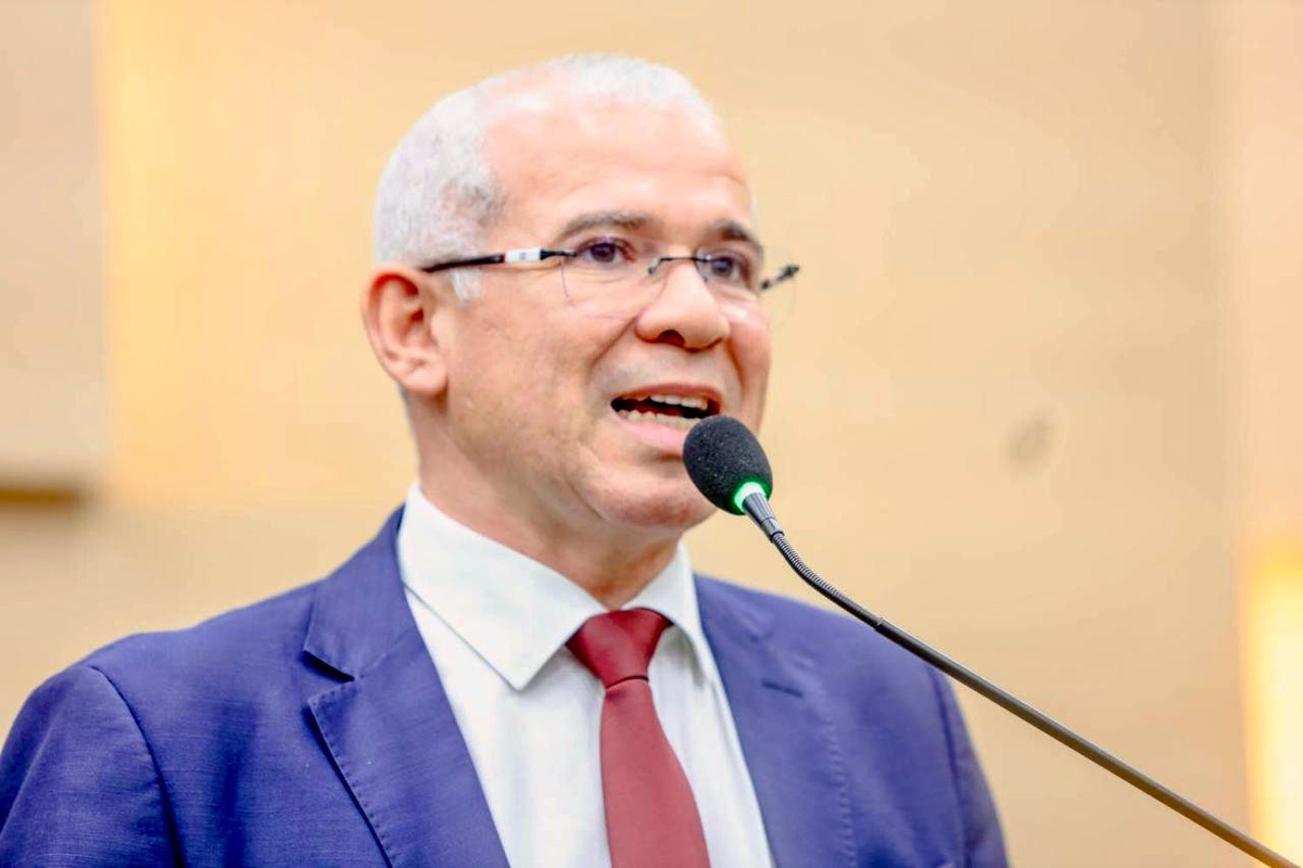 Tiago Vasconcelos propõe retirada de fios soltos e obsoletos dos postes no Piauí