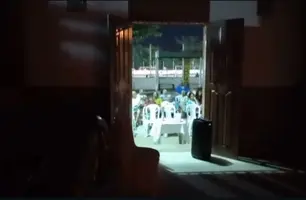 Timon: Equatorial corta energia de igreja e missa acontece na calçada (Foto: Reprodução)