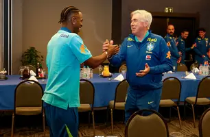 Vinicius Jr. e Carlo Ancelotti se cumprimentam em hotel em São Paulo (Foto: Rafael Ribeiro/CBF)
