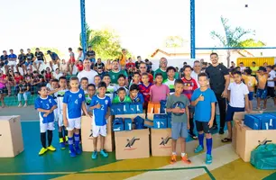 Atletas de Colônia do Piauí recebem chuteiras durante campeonato estudantil (Foto: Reprodução)
