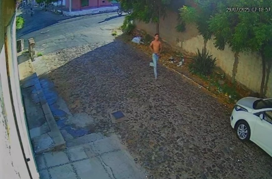 Câmera flagra fuga de comparsa de assaltante morto em mercado de Parnaíba
