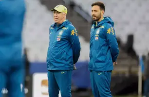 Carlo Ancelotti ao lado do filho Davide durante treino da Seleção Brasileira (Foto: Rafael Ribeiro/CBF)