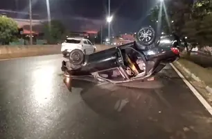Carro capota e deixa casal ferido na BR-316 em Teresina (Foto: Reprodução)