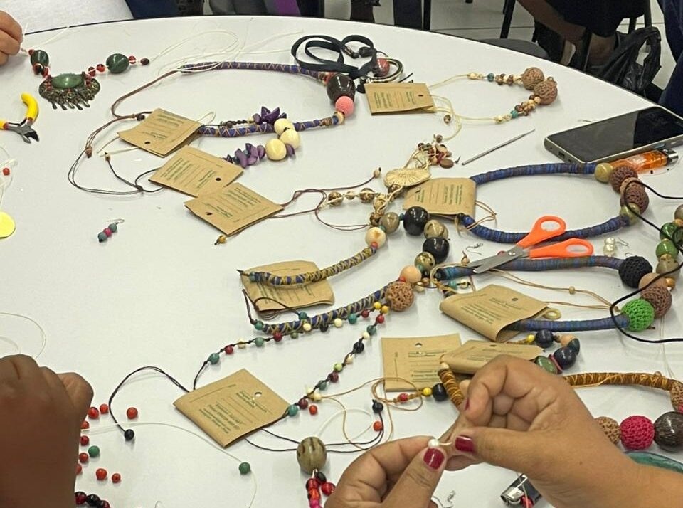 Casa da Mulher Brasileira de Teresina realiza aula prática do curso de Biojoias voltado à autonomia econômica de mulheres