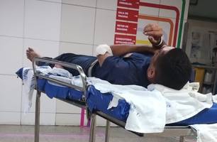 Casal cai de moto ao derrapar em restos de obra da Águas de Teresina (Foto: Reprodução)