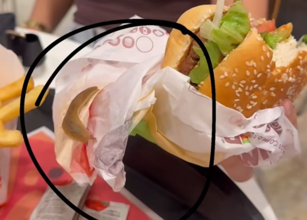 Cliente encontra lesma ao comer hambúrguer em shopping de Teresina