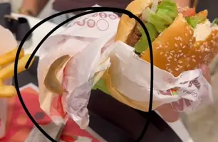 Cliente encontra lesma ao comer hambúrguer em shopping de Teresina (Foto: Reprodução/Instagram)