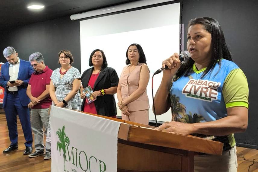 Com foco na luta das quebradeiras de coco, documentário Babaçu Livre é lançado Com foco na luta das quebradeiras de coco, documentário Babaçu Livre é lançado