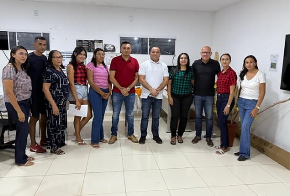 Deputado Evaldo Gomes em visita à Aroazes